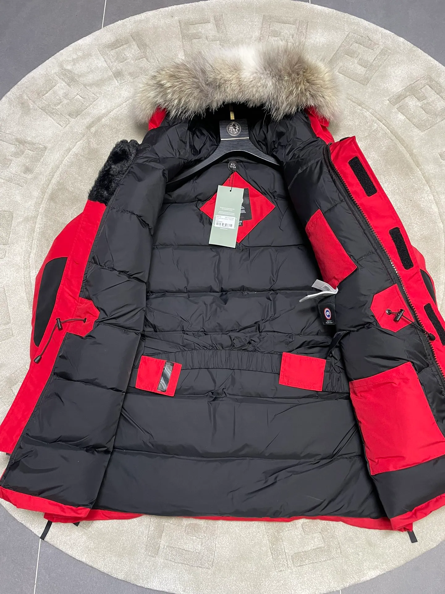 P1060 CANADA GOOES 🇨🇦ⒿⓅⓈ manufactures 10 models of snow curse men and women couples. Factory direct supply: supplying global purchasing agents, micro-business, entities, Tmall, high-end stalls and studio cooperation, free shipping! There are 10 types of Canada Goose Snow Mantra parkas for men and women, the Rolls-Royce of down jackets. ➖ Industry-leading anti-counterfeiting chip sensing. ➖ Imported Behringer embroidery machines and customized embroidery labels, the highest level and industry leading. ➖ Imported Korean 21-count polyester-cotton blended original fabric, TC85 waterproof coated fabric, water-repellent, windproof and wear-resistant. ➖ The new national standard 90 white duck down has an average down filling of 300 grams. The amount of down filling is industry-leading. ➖ 100% nylon lining with double double-layer sealing design to prevent velvet running, and seamless thread design on the cuffs! ➖ Yoshida YKK provides original factory-customized electroplated sliders. YKK two-way lockable zippers are tight and smooth and do not peel off paint. ➖ 3M composite Velcro is durable and the accessories and hardware are all custom-made. Note: Our copywriting is only simple and clear. Instead of bragging about the copywriting, it is better to compare and understand with samples. Only for the purest goose, the most dedicated, the most professional, the highest quality, the highest cost performance! SIZE:XS-XXL [with size chart]